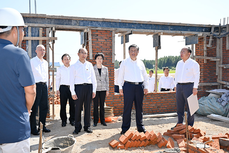 9月6日至8日，中共中央總書(shū)記、國(guó)家主席、中央軍委主席習(xí)近平在黑龍江考察。這是7日上午，習(xí)近平在遭受洪澇災(zāi)害的哈爾濱尚志市老街基鄉(xiāng)龍王廟村，察看水毀房屋重建情況。